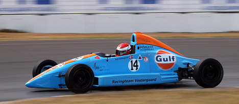 Nils K. Vestergaard fik ikke held af dæksatsningen ved løbspremieren på Formula Ford Benelux-mesterskabet.